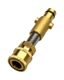 Nahansicht eines Adapters mit Messing-Bajonett, kurzem Metallrohr und geöffneter Messing-Schnellkupplung.