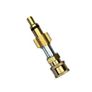 Adapter diagonal mit schmalem Messingstecker oben, kurzem Metallrohr und Messingkupplung unten.